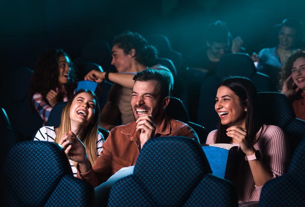 lachende mensen film kijken - Cinefox bioscoopreclame